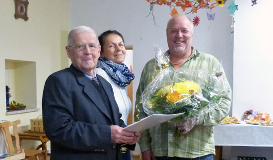 Auszeichnung des Vorstandsmitglieds Klaus Friedrich (l.) mit der NABU-Ehrennadel in Bronze - hier mit Ina Ebert aus der Landesgeschäftsstelle und Frank Ende vom NABU Lößhügelland. Foto: W. Penkalla
