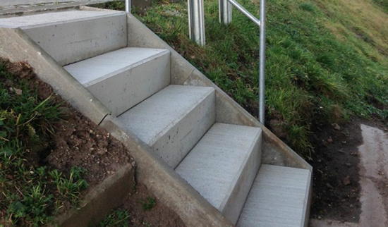 Neuer Treppenaufgang am Trafohaus in Kiebitz Foto: Jutta Penkulla